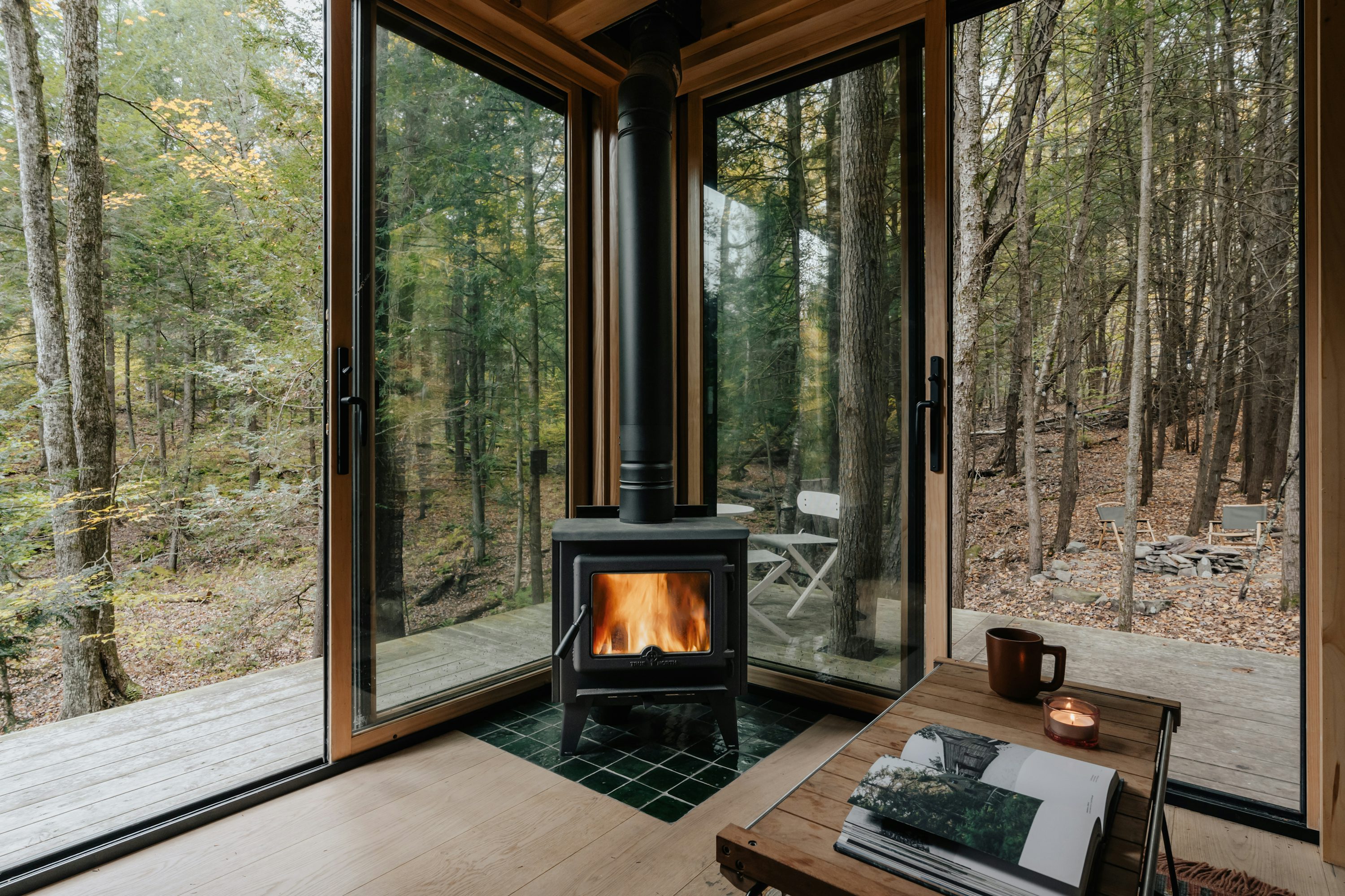 Intérieur chaleureux d’une cabane ouverte sur la forêt