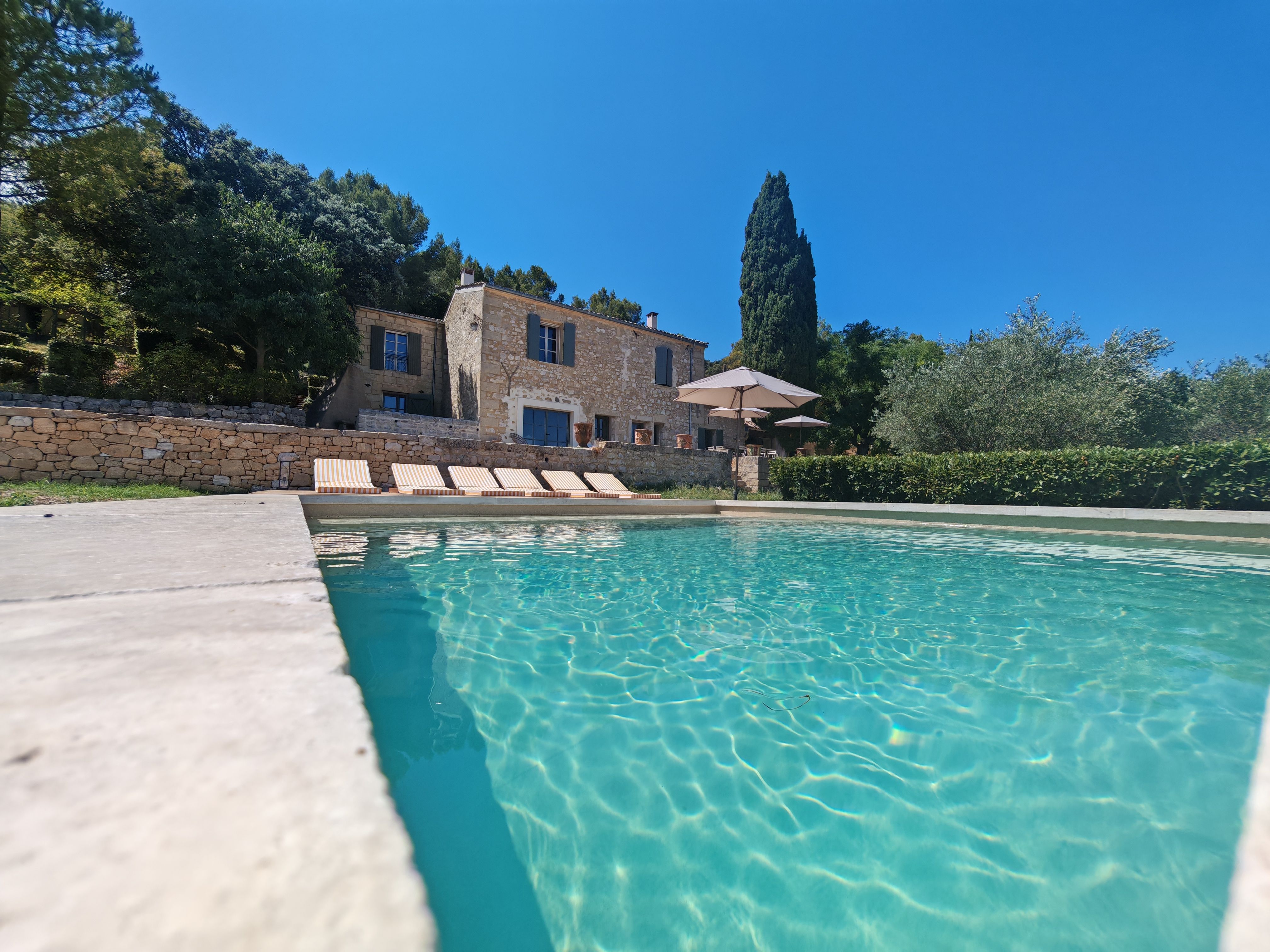 Maison de vacances en pierre avec piscine au soleil